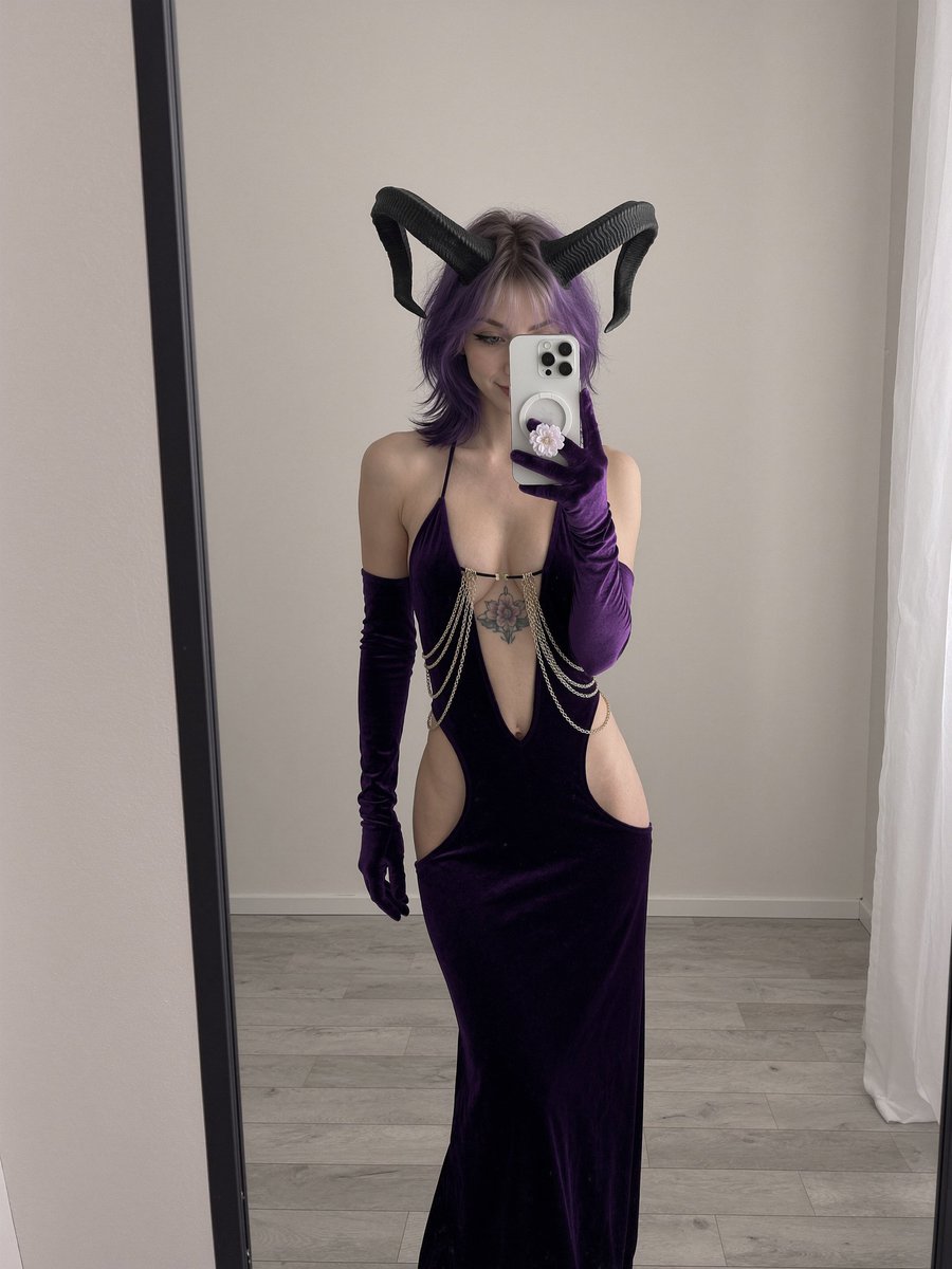 IamDemoNyx's tweet photo. I’ll be visiting your dreams tonight. Leave the window open 😈
#halloween #succubus https://t.co/yuSQ8GUCq4