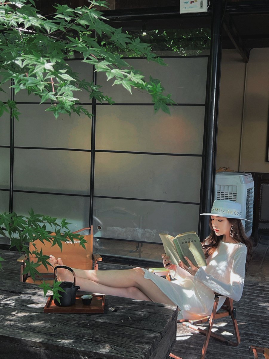 caoson249's tweet photo. With the breeze carrying soft notes, Yiping leans against the alley wall, savoring small, warm moments of daily life. https://t.co/X2MYP51KcP
