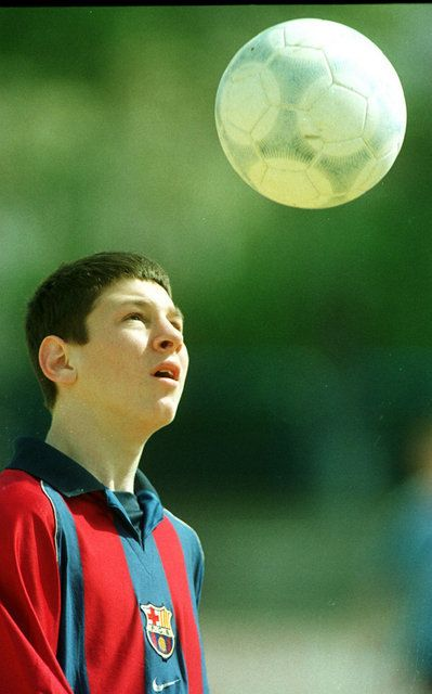 TouchlineX's tweet photo. 🚨 𝗗𝗜𝗗 𝗬𝗢𝗨 𝗞𝗡𝗢𝗪: There was once a Barcelona scout who advised NOT to sign Lionel Messi in 2000.

His words at the time: "Undeniable technical quality, but his physical limitation (142 cm) prevents him from competing. Even if he grows, at 150 cm it will be very difficult for him to play in the *Cadete Preferente* league. I BELIEVE HE SHOULD NOT BE SIGNED. Monitor his progress and re-evaluate him in a couple of years."

We all know what Messi became for Barcelona...