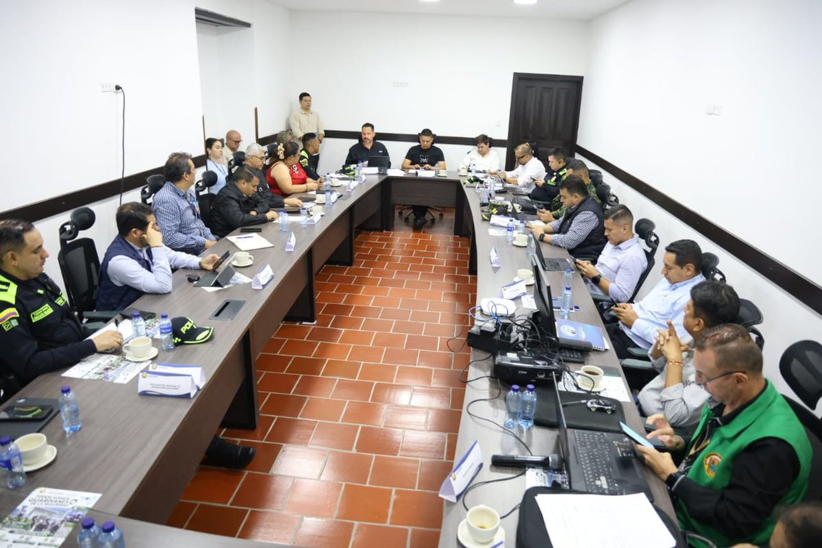 DInpec's tweet photo. Hoy asistimos a un consejo extraordinario de seguridad con las autoridades de Girón para revisar la situación de la región y actuar con prontitud. Los servidores penitenciarios no están solos. Detrás de cada uno está el Estado. 🧵 https://t.co/avQbGRgCg4