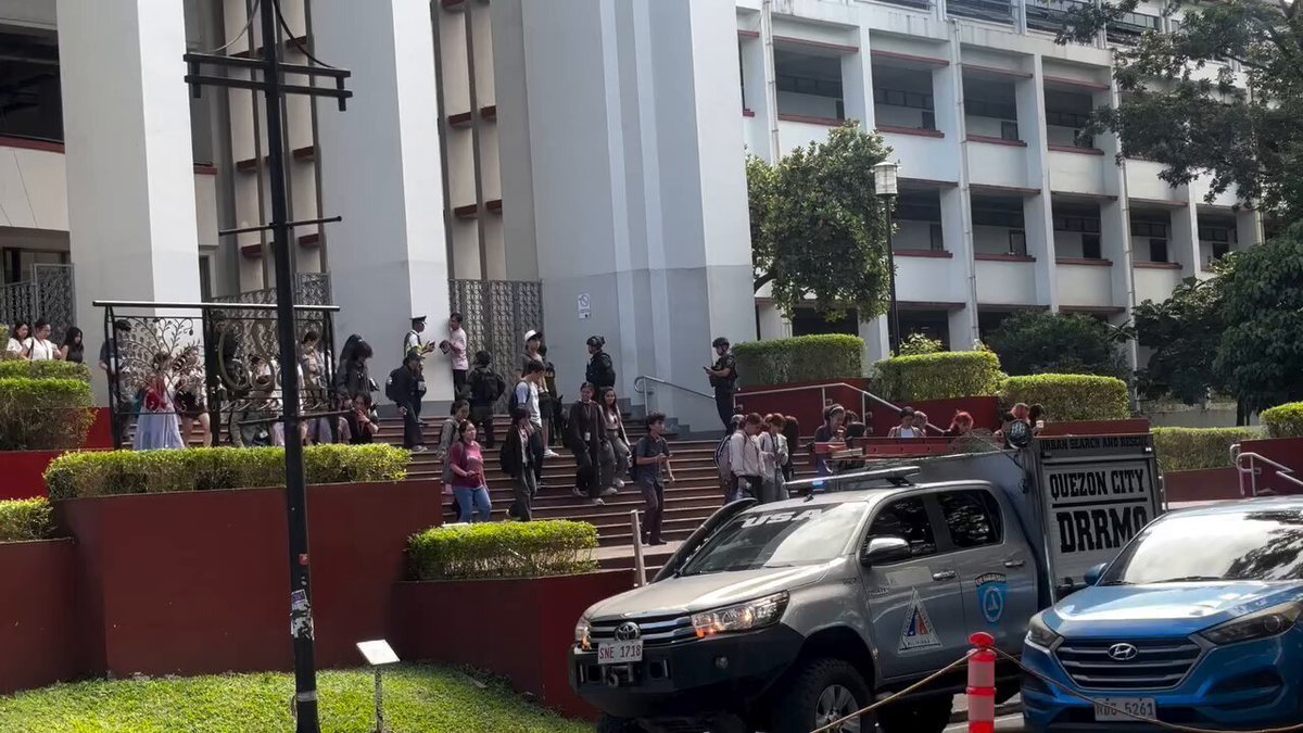 jomsksk's tweet photo. may bomb threat daw sa UP, pano ba naman isang bading ang nagpost "maghahasik ng lagim" daw sya... yun pala gagamit lang sya ng matapang na pabango MA NAMAN 😭😭😭😭 ABERYA KA NAY 😭😭😭😭 https://t.co/2afMyPZQur