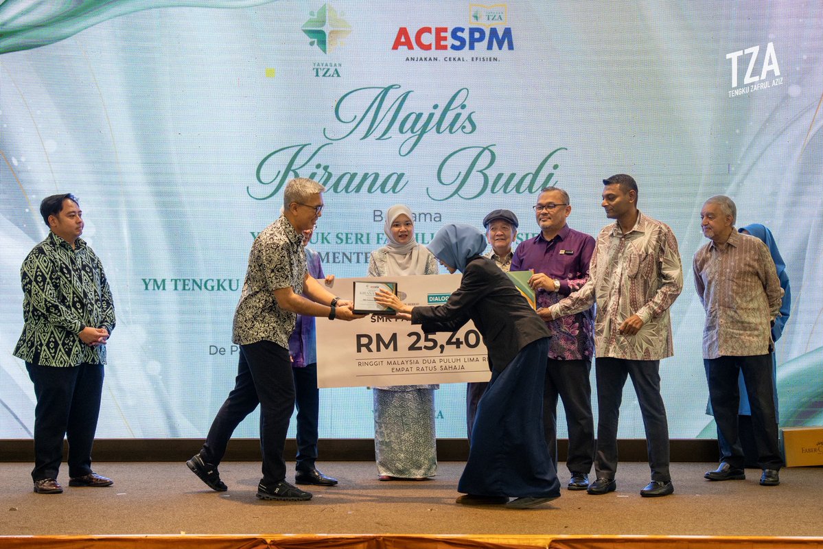 tzafrul_aziz's tweet photo. Bakal pemimpin negara dari Pandan dan Ampang sekarang tengah pening kepala buat latihan SPM. 😄

Kepada adik-adik, saya tahu nak hadap SPM ni bukan senang. Ada subjek yang kita suka, ada yang baru buka buku pun dah pening!

Tapi jangan cepat rasa “aku tak boleh”. Kadang-kadang kita cuma perlukan lebih masa, bimbingan dan orang yang percaya pada kita.

Sebab itu, melalui Yayasan TZA, kita laksanakan program ACE SPM untuk 400 pelajar B40 dan M40 dari 10 sekolah di Pandan dan Ampang. Sejak Julai lalu, mereka mengikuti kelas tambahan percuma sebagai persediaan menghadapi SPM.

Inilah semangat kongsi rezeki. Bila ada kemampuan untuk membantu, kita usahakan supaya lebih ramai anak-anak di Pandan dan Ampang mendapat peluang untuk berjaya.

Kepada adik-adik, kalau keputusan percubaan hari tu tak berapa menjadi, jangan terus down. SPM sebenar belum lagi! Mana yang masih lemah, kita usaha lagi. Kalau tak faham, tanya cikgu. Jangan malu!

Terima kasih kepada YB Menteri Pendidikan, guru-guru, PIBG dan semua penyumbang yang bersama kami di Majlis Kirana Budi Yayasan TZA petang tadi.

Saya doakan yang terbaik untuk semua calon SPM 2026. Semoga segala usaha dan penat lelah adik-adik membuahkan hasil! ❤️

#TZA #YayasanTZA #ACESPM #KongsiRezeki #Pandan #Ampang #SPM2026