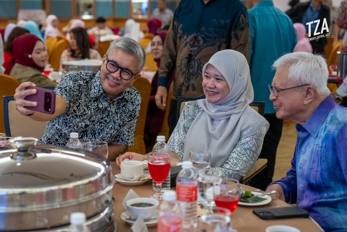 tzafrul_aziz's tweet photo. Bakal pemimpin negara dari Pandan dan Ampang sekarang tengah pening kepala buat latihan SPM. 😄

Kepada adik-adik, saya tahu nak hadap SPM ni bukan senang. Ada subjek yang kita suka, ada yang baru buka buku pun dah pening!

Tapi jangan cepat rasa “aku tak boleh”. Kadang-kadang kita cuma perlukan lebih masa, bimbingan dan orang yang percaya pada kita.

Sebab itu, melalui Yayasan TZA, kita laksanakan program ACE SPM untuk 400 pelajar B40 dan M40 dari 10 sekolah di Pandan dan Ampang. Sejak Julai lalu, mereka mengikuti kelas tambahan percuma sebagai persediaan menghadapi SPM.

Inilah semangat kongsi rezeki. Bila ada kemampuan untuk membantu, kita usahakan supaya lebih ramai anak-anak di Pandan dan Ampang mendapat peluang untuk berjaya.

Kepada adik-adik, kalau keputusan percubaan hari tu tak berapa menjadi, jangan terus down. SPM sebenar belum lagi! Mana yang masih lemah, kita usaha lagi. Kalau tak faham, tanya cikgu. Jangan malu!

Terima kasih kepada YB Menteri Pendidikan, guru-guru, PIBG dan semua penyumbang yang bersama kami di Majlis Kirana Budi Yayasan TZA petang tadi.

Saya doakan yang terbaik untuk semua calon SPM 2026. Semoga segala usaha dan penat lelah adik-adik membuahkan hasil! ❤️

#TZA #YayasanTZA #ACESPM #KongsiRezeki #Pandan #Ampang #SPM2026