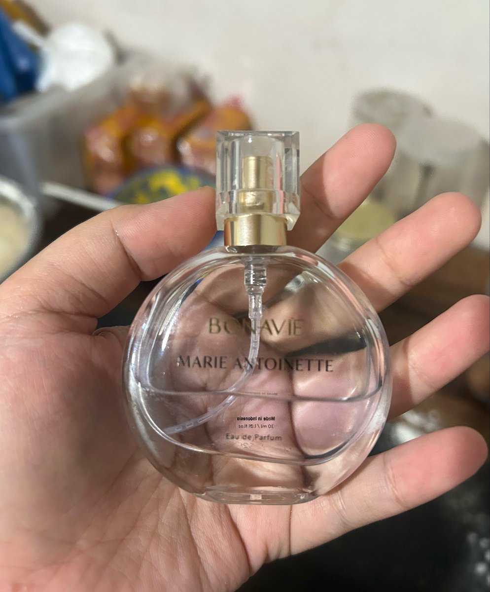 sanjeevxrn's tweet photo. selain ini ada yang lebih wangi gak sih yang parfume merk ini? beli yang ini pas awal bagus, lama" gw ngerasa kyak pake parfume bapak" arab, tapi wangii banget cocok buat aktivitas sehari-hari 😭 https://t.co/Brj6W3uZQ9