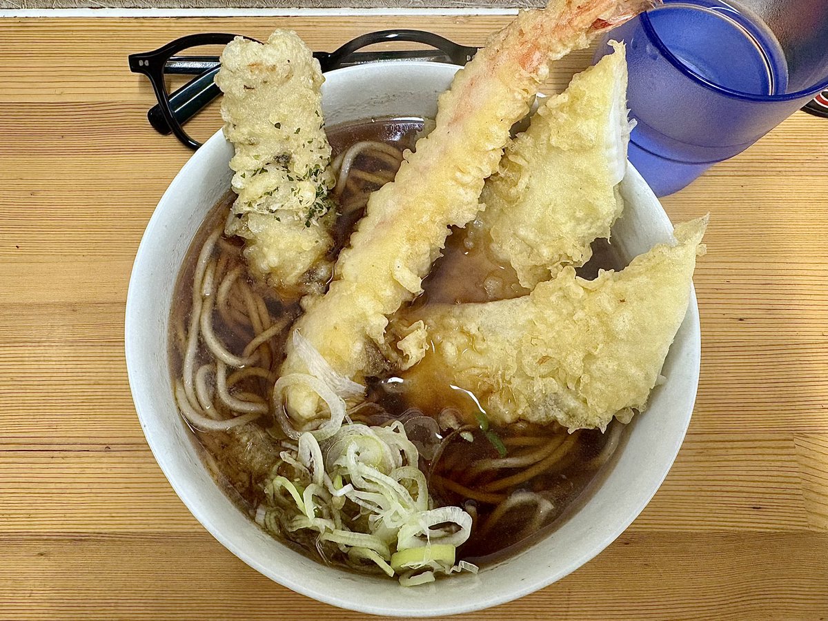 sobagyodon85's tweet photo. 御徒町の鶏だしそばうどん三丁目さんで
新・海鮮天そば😋

最後の旧・海鮮天そばは間に合わず…😢

#立ち食いそば
#路麺
#海鮮天そば
#鶏だしそばうどん三丁目 https://t.co/wUm5Z97alZ