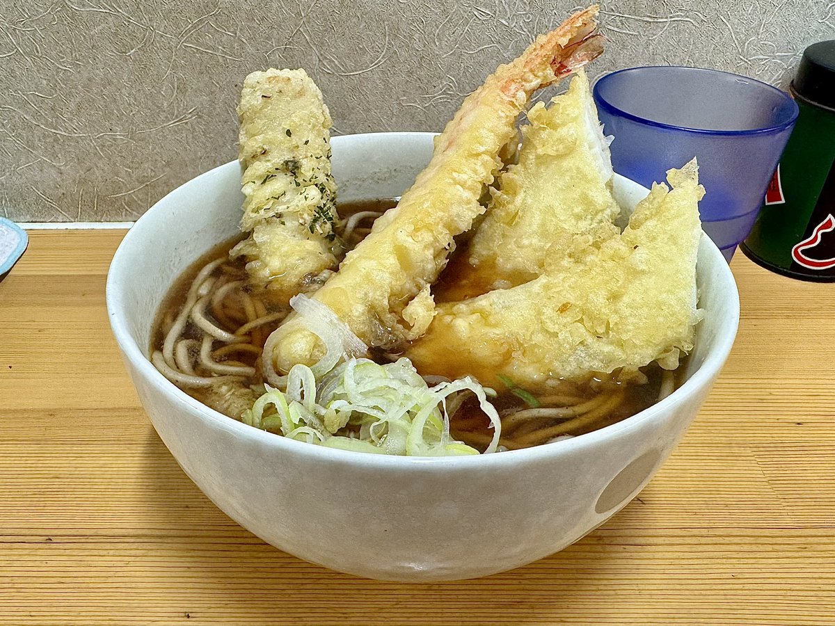 sobagyodon85's tweet photo. 御徒町の鶏だしそばうどん三丁目さんで
新・海鮮天そば😋

最後の旧・海鮮天そばは間に合わず…😢

#立ち食いそば
#路麺
#海鮮天そば
#鶏だしそばうどん三丁目 https://t.co/wUm5Z97alZ