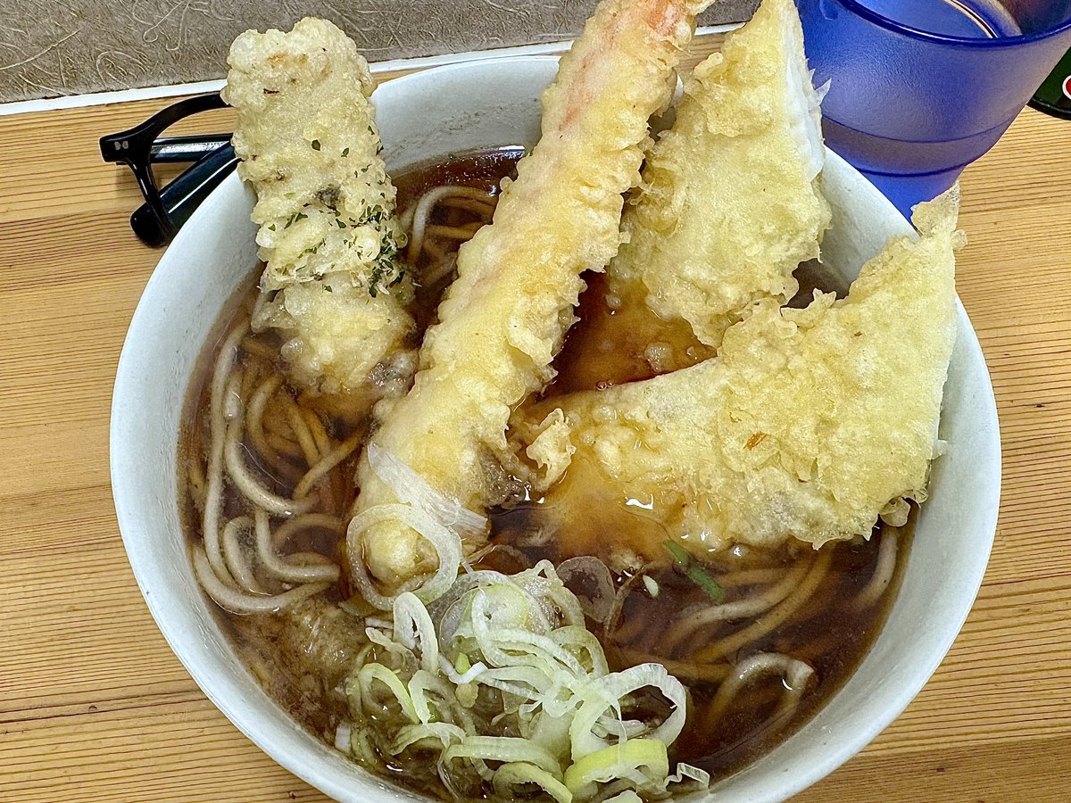 sobagyodon85's tweet photo. 御徒町の鶏だしそばうどん三丁目さんで
新・海鮮天そば😋

最後の旧・海鮮天そばは間に合わず…😢

#立ち食いそば
#路麺
#海鮮天そば
#鶏だしそばうどん三丁目 https://t.co/wUm5Z97alZ