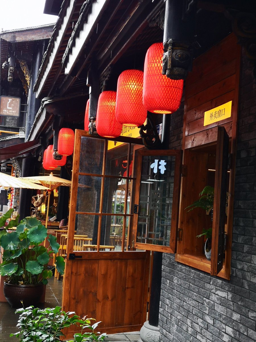 vanettafaimgar's tweet photo. [今日の散歩で見つけた古い街の風景、レトロな店先に並ぶ看板がどこか懐かしい。肝が落ちるような疲れも忘れて、ゆっくりと歩く。いつもと違う道を行くと、新しい発見があるものだね。] https://t.co/siHIuVxpa8