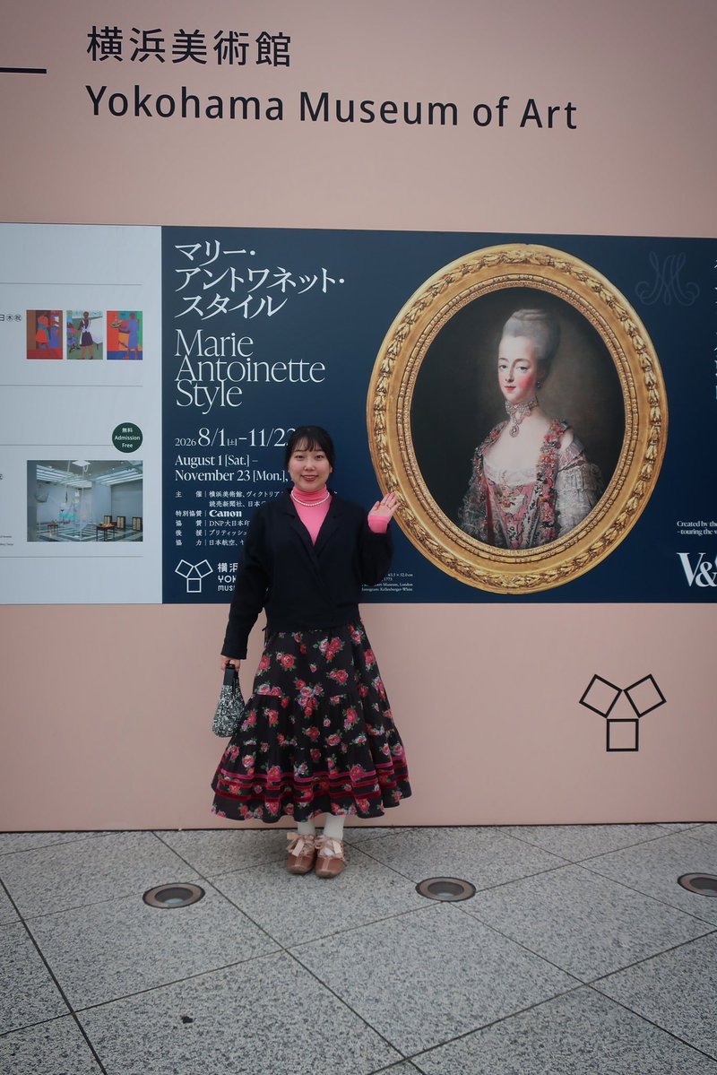 yamaimayamai's tweet photo. かわいい格好でマリー・アントワネットの展示を観ようとしたら、美術館が休みだった。どうして行く途中で調べなかったのだろう。でもほかに楽しめる場所がたくさんあったから何もダメージは受けなかった。横浜という街は魅力的だね。 https://t.co/8bGgevSWDU