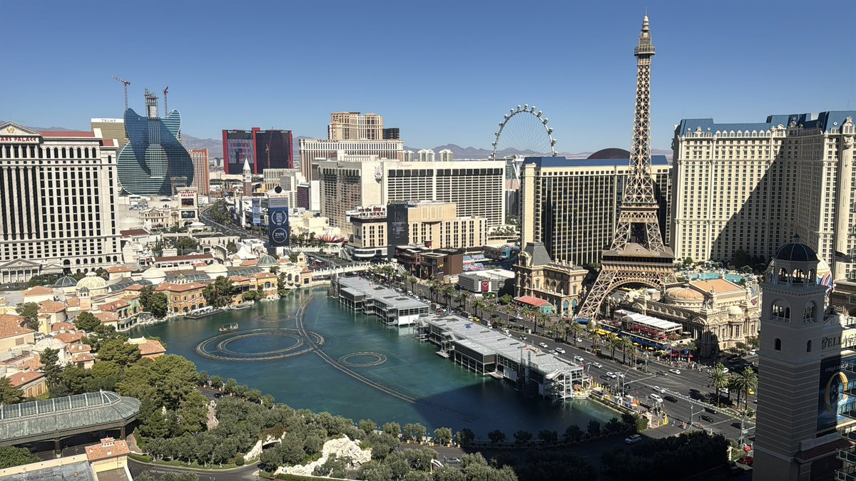Vegas_Legacy_'s tweet photo. Checked into The Cosmopolitan for the last day of the trip and scored a Fountain View Suite! Nothing beats this view in Vegas. What a way to finish off another amazing trip! 🌆🎰
#LasVegas #Cosmopolitan #FountainView #VegasTrip #vegaslegacy https://t.co/w7WMMvNrIc