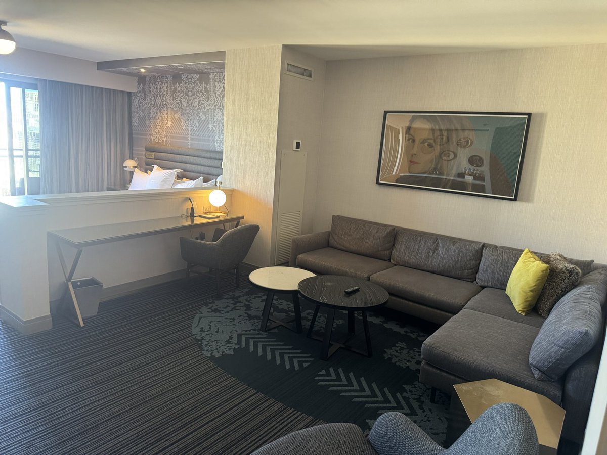 Vegas_Legacy_'s tweet photo. Checked into The Cosmopolitan for the last day of the trip and scored a Fountain View Suite! Nothing beats this view in Vegas. What a way to finish off another amazing trip! 🌆🎰
#LasVegas #Cosmopolitan #FountainView #VegasTrip #vegaslegacy https://t.co/w7WMMvNrIc