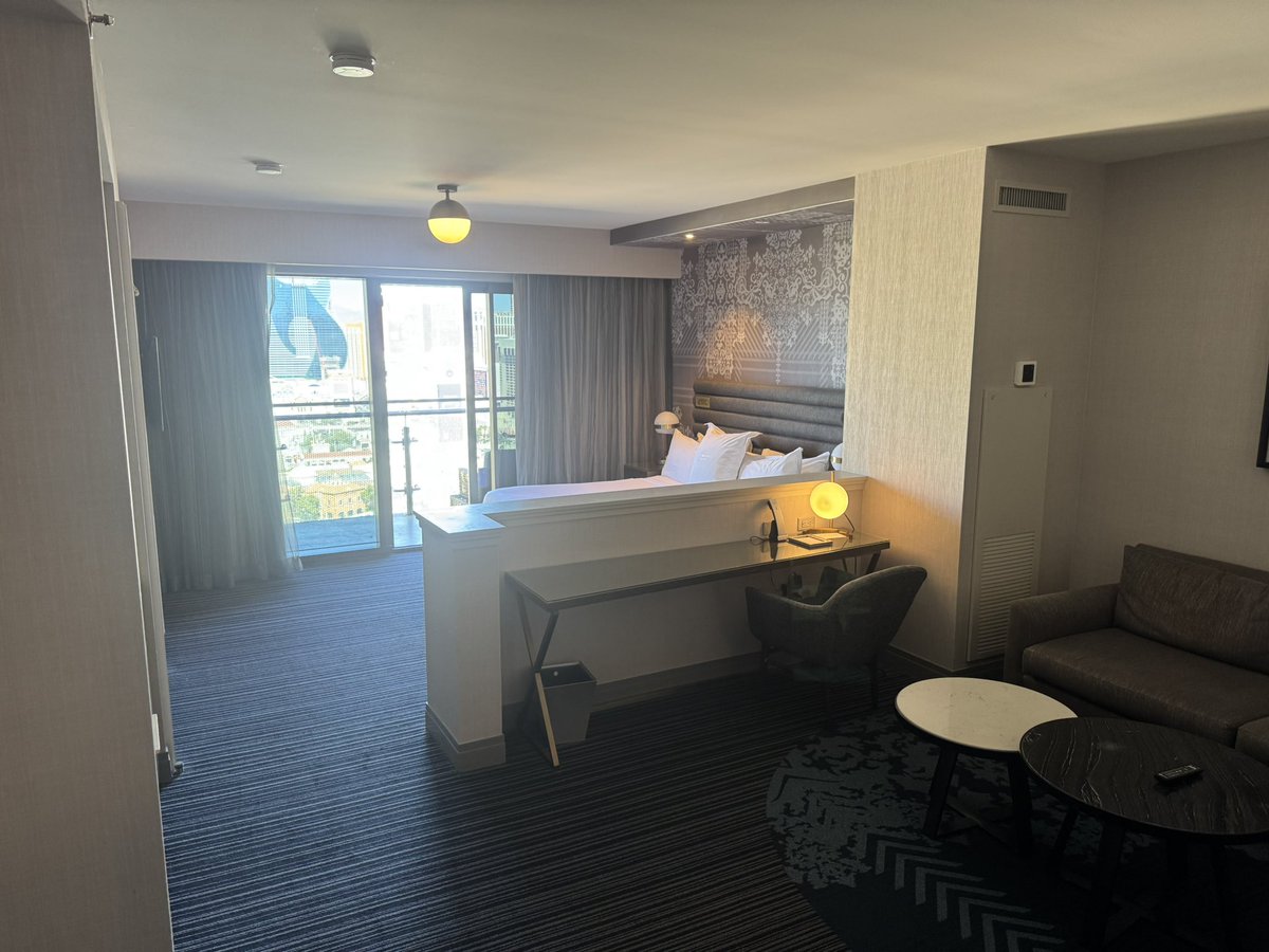 Vegas_Legacy_'s tweet photo. Checked into The Cosmopolitan for the last day of the trip and scored a Fountain View Suite! Nothing beats this view in Vegas. What a way to finish off another amazing trip! 🌆🎰
#LasVegas #Cosmopolitan #FountainView #VegasTrip #vegaslegacy https://t.co/w7WMMvNrIc