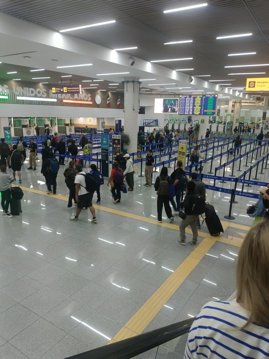 Berrysin_'s tweet photo. Regresamos a México 😭😭 https://t.co/ExQamIzmDl