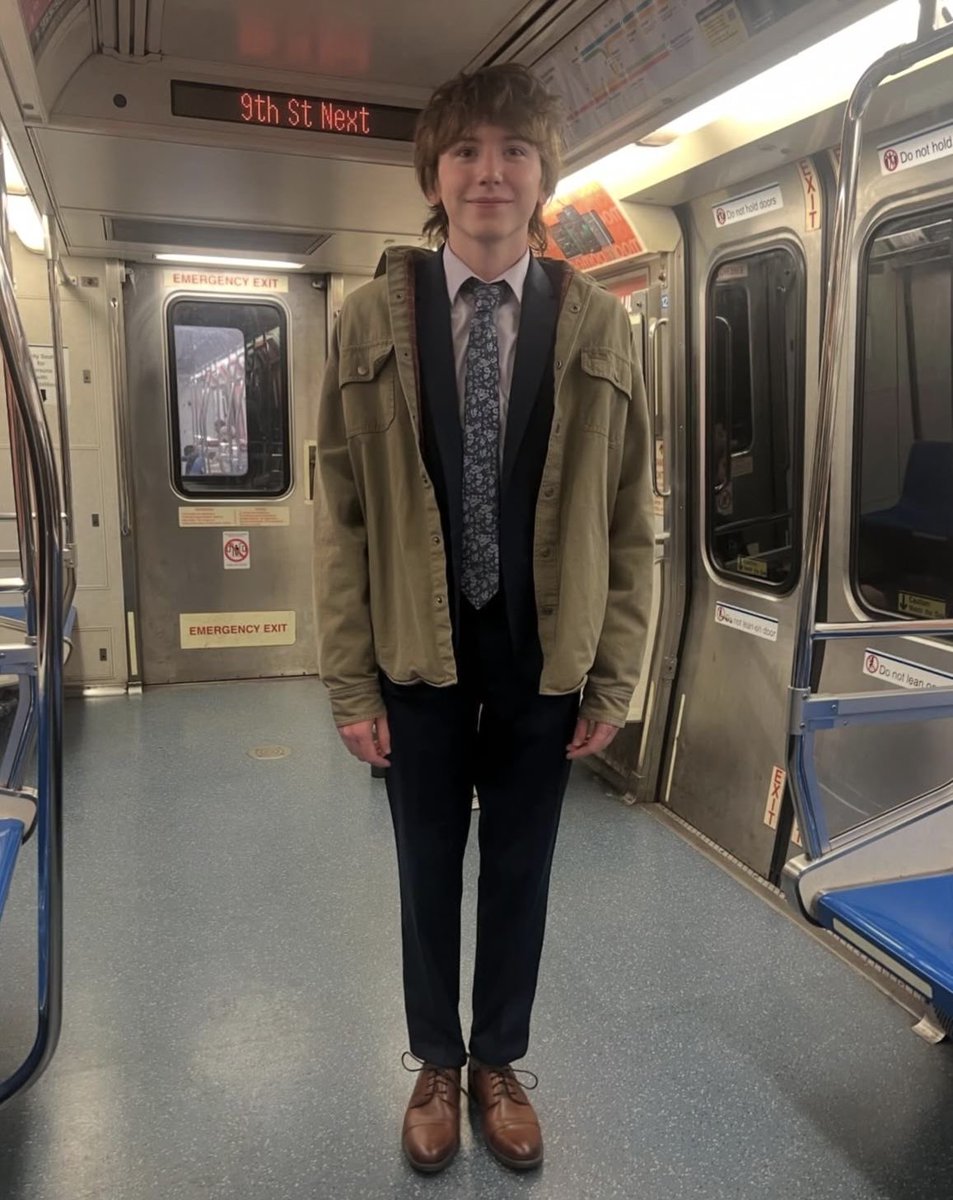 Ang3lpu55yluvrr's tweet photo. I want to throw tomatoes at him and call him a nerd https://t.co/43NsmOJxCY