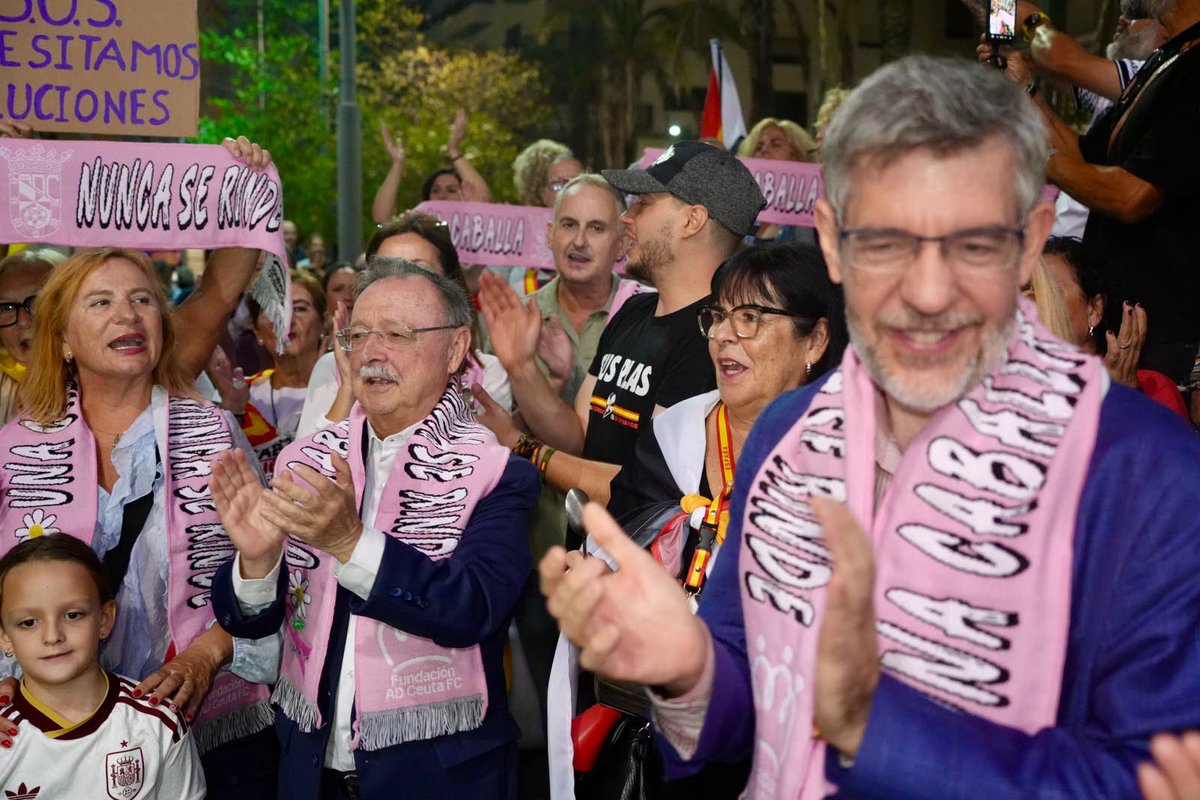 JuanVivasLara's tweet photo. Hoy he vuelto a la Plaza de los Reyes con mi gente. Once semanas después, seguimos reclamando que Ceuta recupere la normalidad.

Me duele lo que estamos pasando, pero me emociona nuestra unión. Seguiré defendiendo mi tierra.

Ceuta no se rinde. Juntos y unidos, siempre. https://t.co/X2yQ3cMXLt