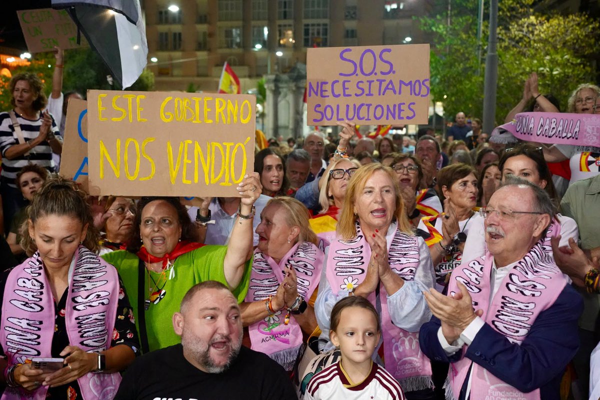JuanVivasLara's tweet photo. Hoy he vuelto a la Plaza de los Reyes con mi gente. Once semanas después, seguimos reclamando que Ceuta recupere la normalidad.

Me duele lo que estamos pasando, pero me emociona nuestra unión. Seguiré defendiendo mi tierra.

Ceuta no se rinde. Juntos y unidos, siempre. https://t.co/X2yQ3cMXLt