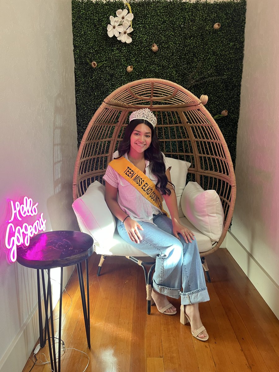 mselkocounty's tweet photo. Ms. Elko County Alexandra Sanchez-Ruiz and Teen Miss Elko County Naidely Casique attended the grand opening for St. James Lounge, located on the second floor of Dalling Hall at the corner of Commercial and 6th streets. 🍹

#elkobusinesses #elkonevada #elkocountynv #stjamestonics https://t.co/zrJPC7upbP