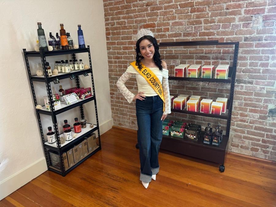 mselkocounty's tweet photo. Ms. Elko County Alexandra Sanchez-Ruiz and Teen Miss Elko County Naidely Casique attended the grand opening for St. James Lounge, located on the second floor of Dalling Hall at the corner of Commercial and 6th streets. 🍹

#elkobusinesses #elkonevada #elkocountynv #stjamestonics https://t.co/zrJPC7upbP