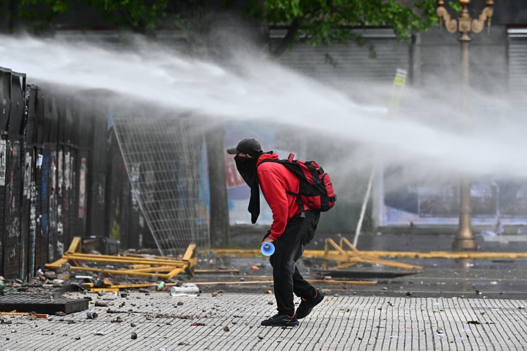 Solanopo's tweet photo. LA ÚNICA RESPUESTA DE ESTE GOBIERNO FUE LA REPRESIÓN

El Congreso no dio quórum, pero las calles se desbordaron en defensa de la educación y contra el DNU 70/23. ¿Cómo respondió el Estado? Tirando gases lacrimógenos y reprimiendo a los manifestantes.

Quieren imponer su plan de miseria a fuerza de palos y gas pimienta
