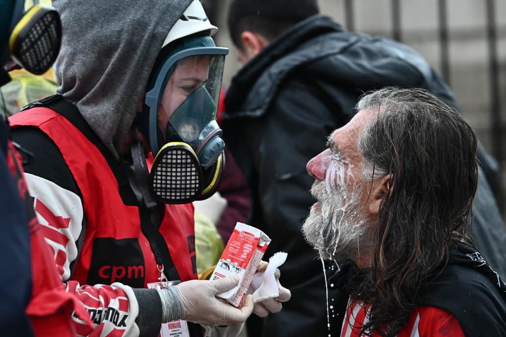 Solanopo's tweet photo. LA ÚNICA RESPUESTA DE ESTE GOBIERNO FUE LA REPRESIÓN

El Congreso no dio quórum, pero las calles se desbordaron en defensa de la educación y contra el DNU 70/23. ¿Cómo respondió el Estado? Tirando gases lacrimógenos y reprimiendo a los manifestantes.

Quieren imponer su plan de miseria a fuerza de palos y gas pimienta