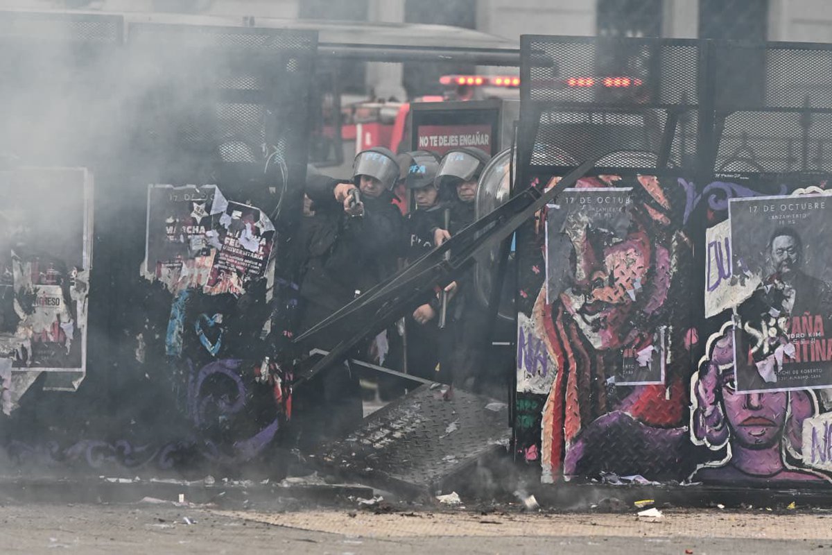 Solanopo's tweet photo. LA ÚNICA RESPUESTA DE ESTE GOBIERNO FUE LA REPRESIÓN

El Congreso no dio quórum, pero las calles se desbordaron en defensa de la educación y contra el DNU 70/23. ¿Cómo respondió el Estado? Tirando gases lacrimógenos y reprimiendo a los manifestantes.

Quieren imponer su plan de miseria a fuerza de palos y gas pimienta
