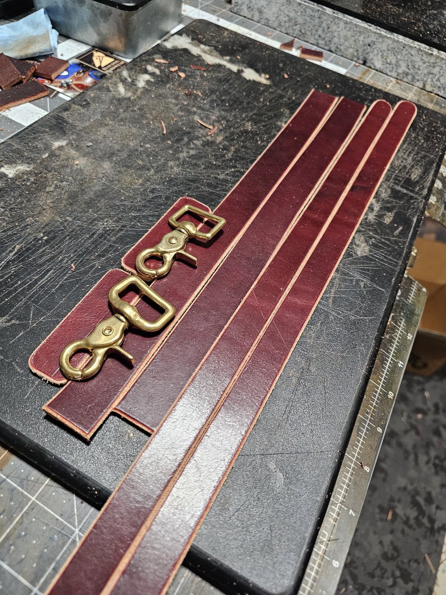 BloudogHardwear's tweet photo. Got the main burgundy latigo strap cut for the current collar project, then beveled, sanded and edge dyed today to match up with the chocolate brown cored liner!
Also used the remainder of the strap to make some long and short latigo leads!
#furry #leatherwork https://t.co/1KA7Bnv8S2