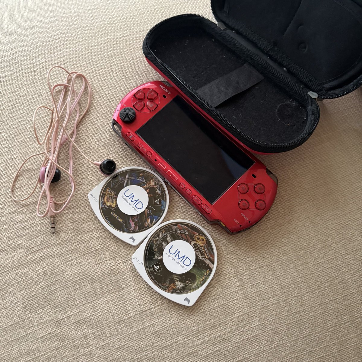 JSkywalker_24's tweet photo. @minduuoficial 赤色PSP‼️ミンさん、お揃いですぜ😆👍 https://t.co/FWq0N16JQl