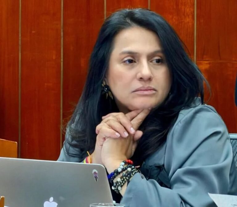 Col_Informa's tweet photo. 📍Un doble golpe: terremoto + recorte del 32,2% al Ministerio de las Culturas.

📉 El presupuesto del Ministerio de las Culturas pasaría de $1,041 billones en 2026 a $706.196 millones en 2027.🧵

🔎 https://t.co/EqyjPrEyKY https://t.co/EPXGHyE4Jd