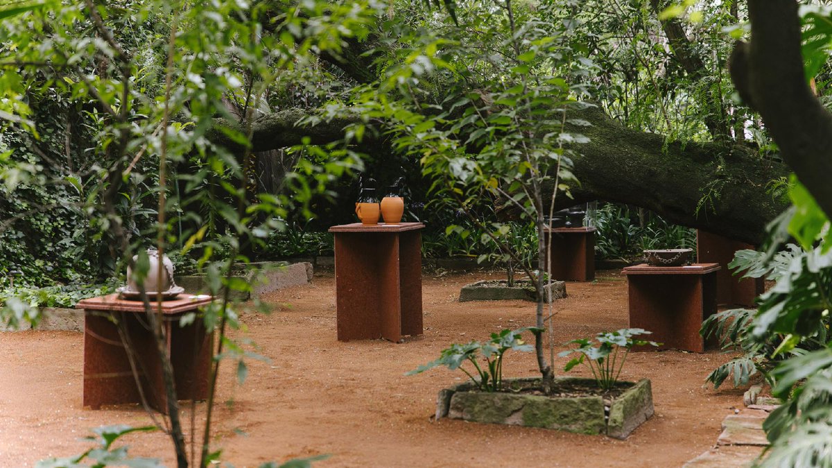 dezeen's tweet photo. Recycled-plastic plinths hold furniture at "secret" Barragán house in Mexico City: https://t.co/8CiFWImHVF https://t.co/NxcL2ivfKR
