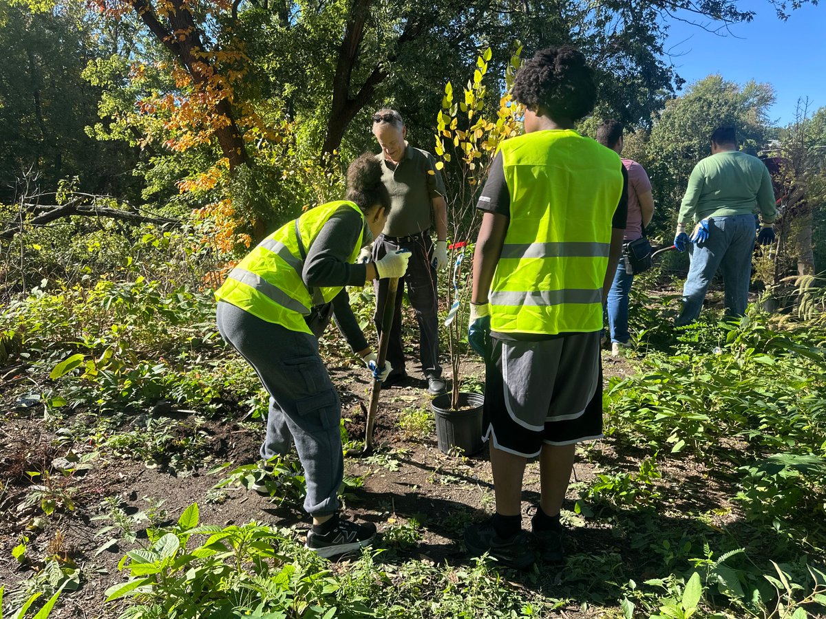 HispanicAccess's tweet photo. We were proud to join our Nuestros Bosques grantee, Community Christian Fellowship-Lawrence, for the Hope Takes Root community planting event! This initiative is creating greener, healthier neighborhoods, and we are deeply grateful for our dedicated partners.💚 https://t.co/IXwMG33OdT