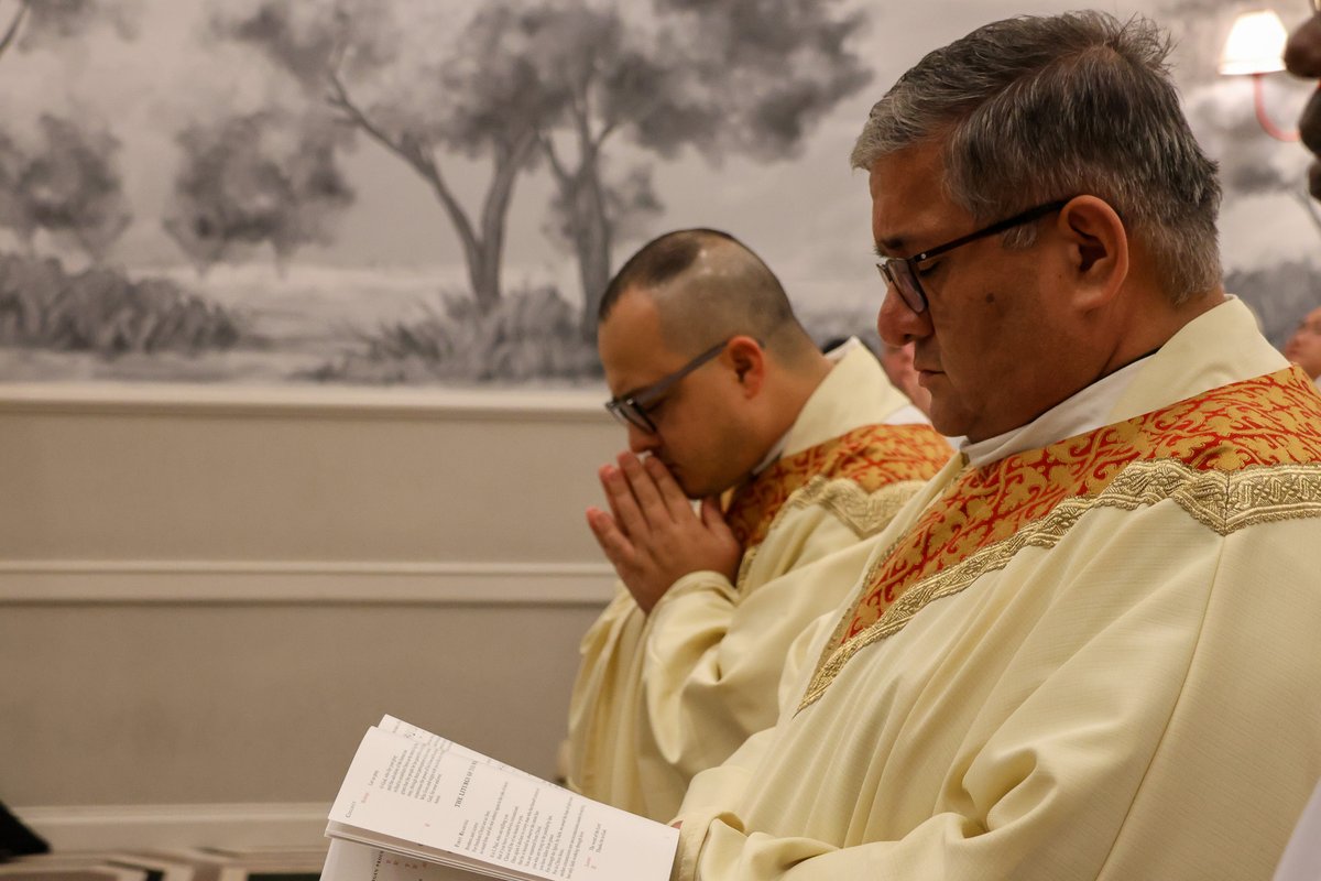 RichmondDiocese's tweet photo. Our priests have returned to their parishes after spending several days at their annual Priest Convocation. They spent time in prayer, celebrating Mass, and listening to their guest speaker, while spending time with their brother priests.
 
Continue to pray for our priests! https://t.co/4w3cWRvtGI