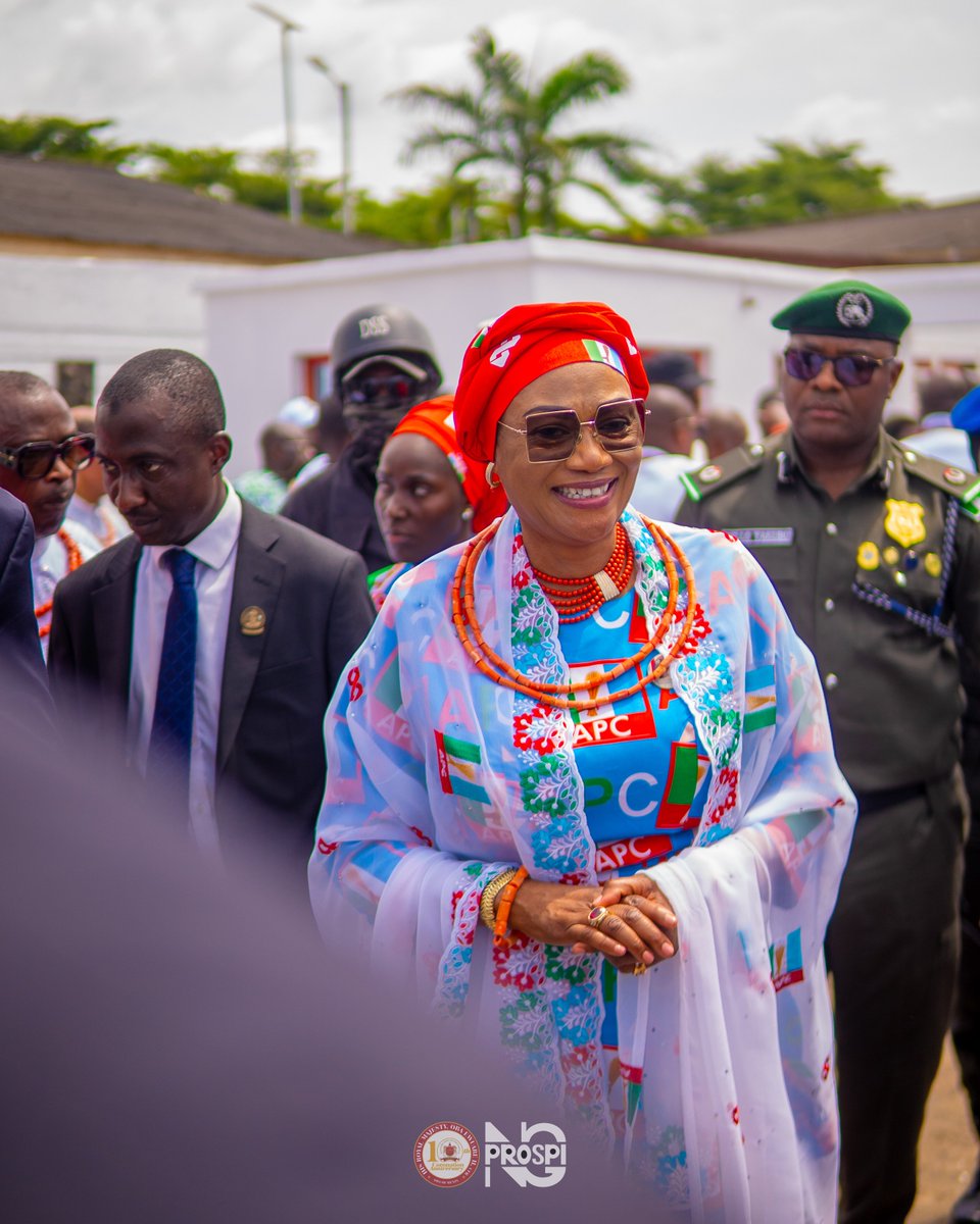 Prospi_ng's tweet photo. Courtesy visit of the First Lady of the Federal Republic of Nigeria @officialoluremitinubu to the Palace of His Royal Majesty, Oba Ewuare II, CFR, the Oba of Benin. 

#10thyearcoronationanniversary
#edoculture
#edostate
#ObaEwuareII
#firstlady

PC: @Prospi_ng https://t.co/eM0jVurz1O