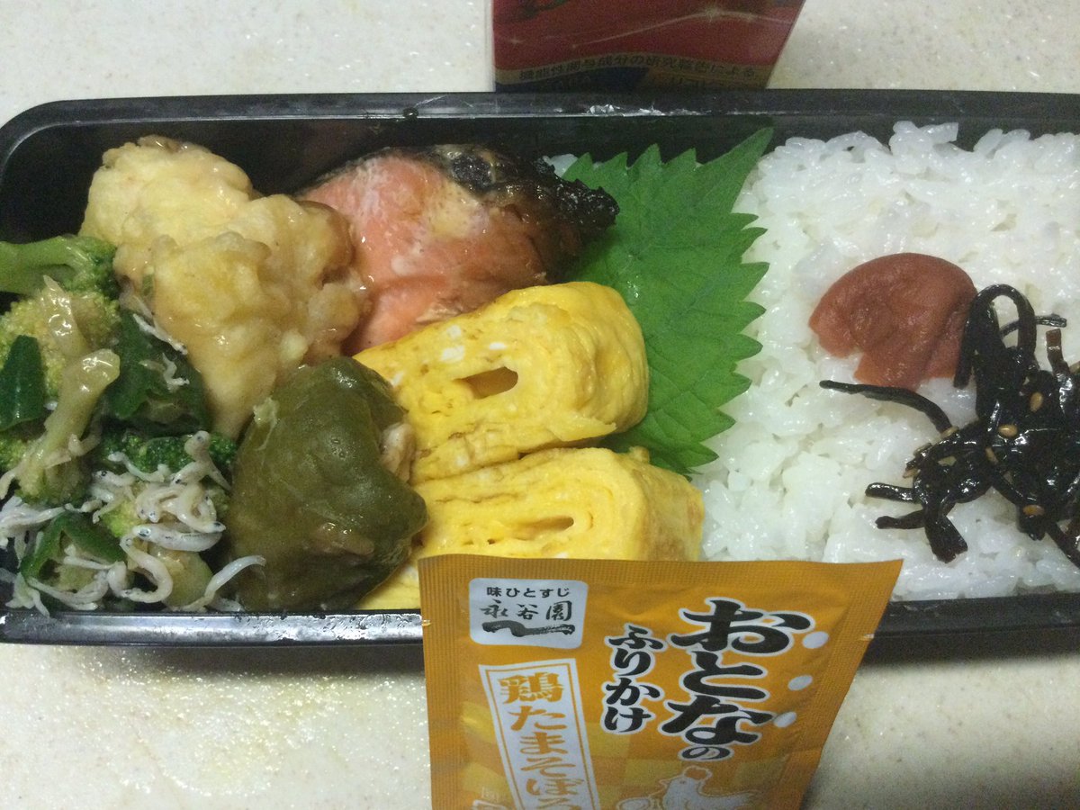 queen_minerva's tweet photo. 10月16日金曜日☀️
高3息子弁当77日目
共通テストまで92日

今週もお疲れ様でした
10月も半ば過ぎましたが
今日は25℃予報
息子氏
来週から冬服着用なのですけど😓

🟠卵焼き
🟠鮭の西京味噌焼
🟠白身魚のふんわり揚げ
🟠オクラのおひたし
🟠ピーマン肉詰め

#お弁当記録 https://t.co/c8aCQpCev0