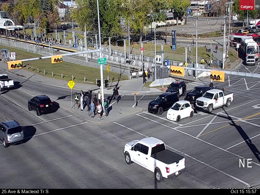 yyctransport's tweet photo. UPDATE: Ongoing incident on NB Macleod Tr b/w 25 Ave to 15 Ave SE, Macleod Tr has reopened NB. The WB to NB right turn lane remains blocked. #yyctraffic #yycroads https://t.co/mZgVFRPiNu