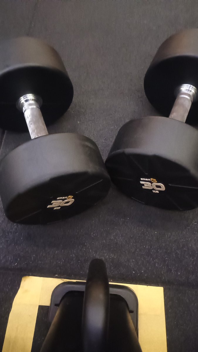 gabriuls's tweet photo. quando comecei a academia lembro que olhava os halteres de 30 kg (que eram os maiores daquela academia) e me perguntava quem eram os monstros que usavam aquilo. hoje eu uso esses mesmos halteres e não tenho metade do tamanho que imaginei que teria vsf https://t.co/ykUbQcImjQ