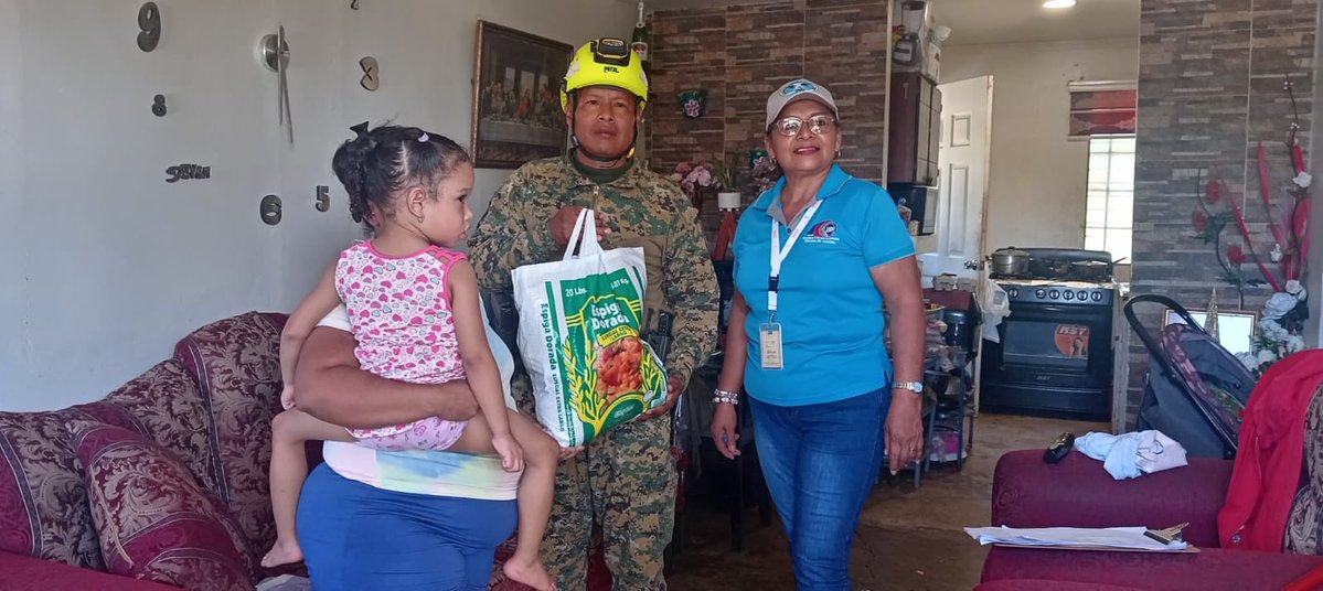 senafrontpanama's tweet photo. TODOS POR PANAMÁ

Unidades del SENAFRONT, junto al MIDES, culminaron inspecciones de viviendas y entregaron bolsas de comida a familias afectadas en Barrio Lindo, Marinero y Calle Revolución, en Aguadulce, Coclé. https://t.co/c36FuWSai0