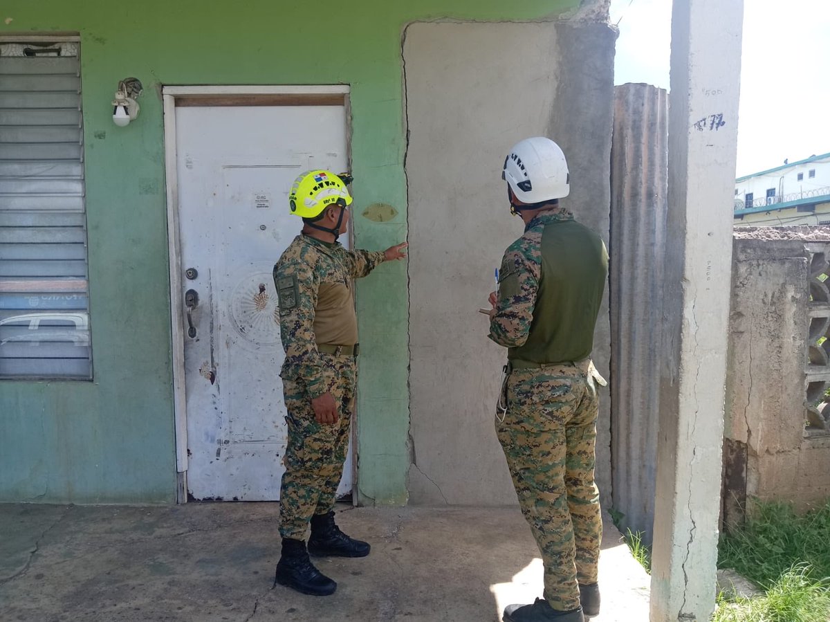 senafrontpanama's tweet photo. TODOS POR PANAMÁ

Unidades del SENAFRONT, junto al MIDES, culminaron inspecciones de viviendas y entregaron bolsas de comida a familias afectadas en Barrio Lindo, Marinero y Calle Revolución, en Aguadulce, Coclé. https://t.co/c36FuWSai0