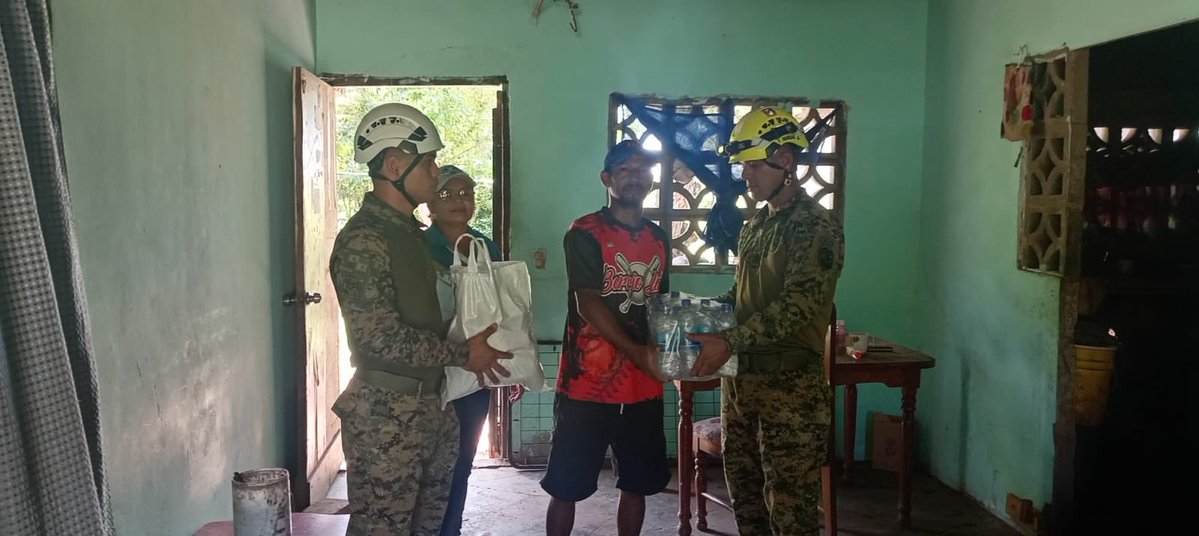 senafrontpanama's tweet photo. TODOS POR PANAMÁ

Unidades del SENAFRONT, junto al MIDES, culminaron inspecciones de viviendas y entregaron bolsas de comida a familias afectadas en Barrio Lindo, Marinero y Calle Revolución, en Aguadulce, Coclé. https://t.co/c36FuWSai0