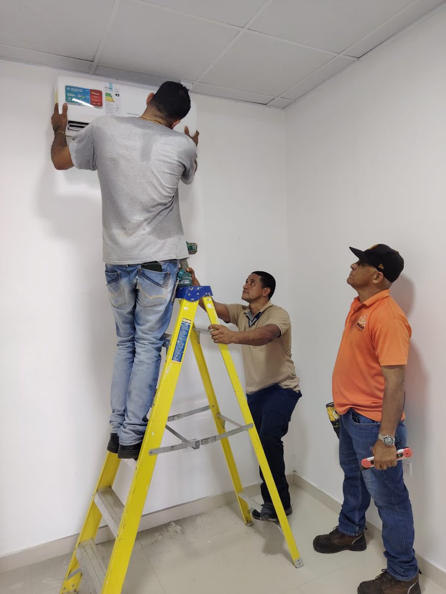 OJudicialPanama's tweet photo. La justicia no se detiene en Herrera y Los Santos, el personal del OJ trabaja para restablecer lo más pronto posible las infraestructuras afectadas por el sismo, siempre pensando en la seguridad del usuario y de los servidores judiciales. #ÓrganoJudicial #JusticiaNoSeDetiene https://t.co/eLn4lQpcb8