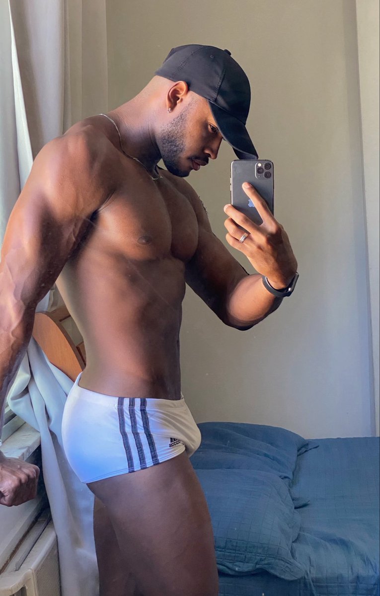 Kprattes1's tweet photo. Um dilema: ficar grande com menos definição, ou seco + definido (como eu estava) 🥺 https://t.co/VJmOEWpqu4