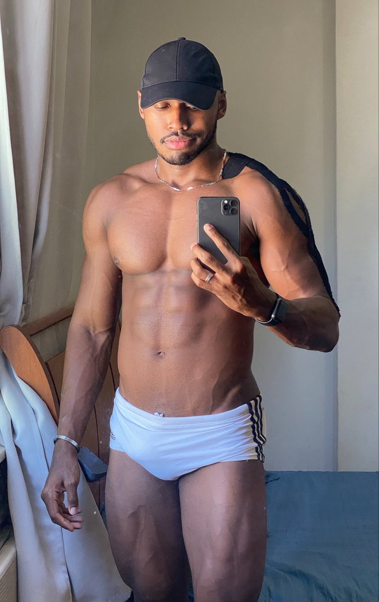 Kprattes1's tweet photo. Um dilema: ficar grande com menos definição, ou seco + definido (como eu estava) 🥺 https://t.co/VJmOEWpqu4