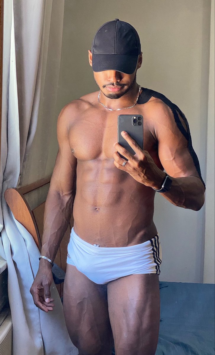 Kprattes1's tweet photo. Um dilema: ficar grande com menos definição, ou seco + definido (como eu estava) 🥺 https://t.co/VJmOEWpqu4