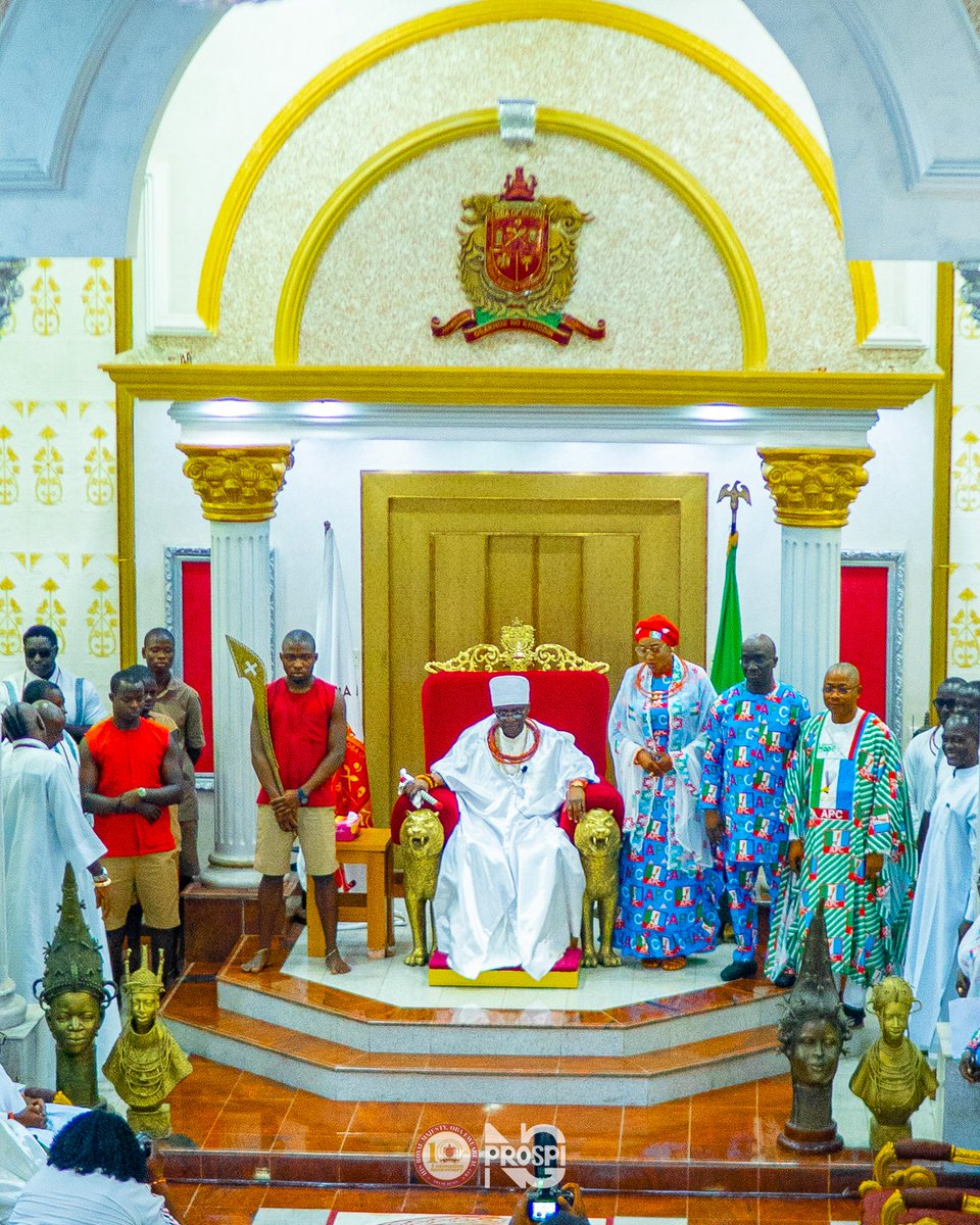 Prospi_ng's tweet photo. Courtesy visit of the First Lady of the Federal Republic of Nigeria @officialoluremitinubu to the Palace of His Royal Majesty, Oba Ewuare II, CFR, the Oba of Benin. 

#10thyearcoronationanniversary
#edoculture
#edostate
#ObaEwuareII
#firstlady

PC: @Prospi_ng https://t.co/eM0jVurz1O