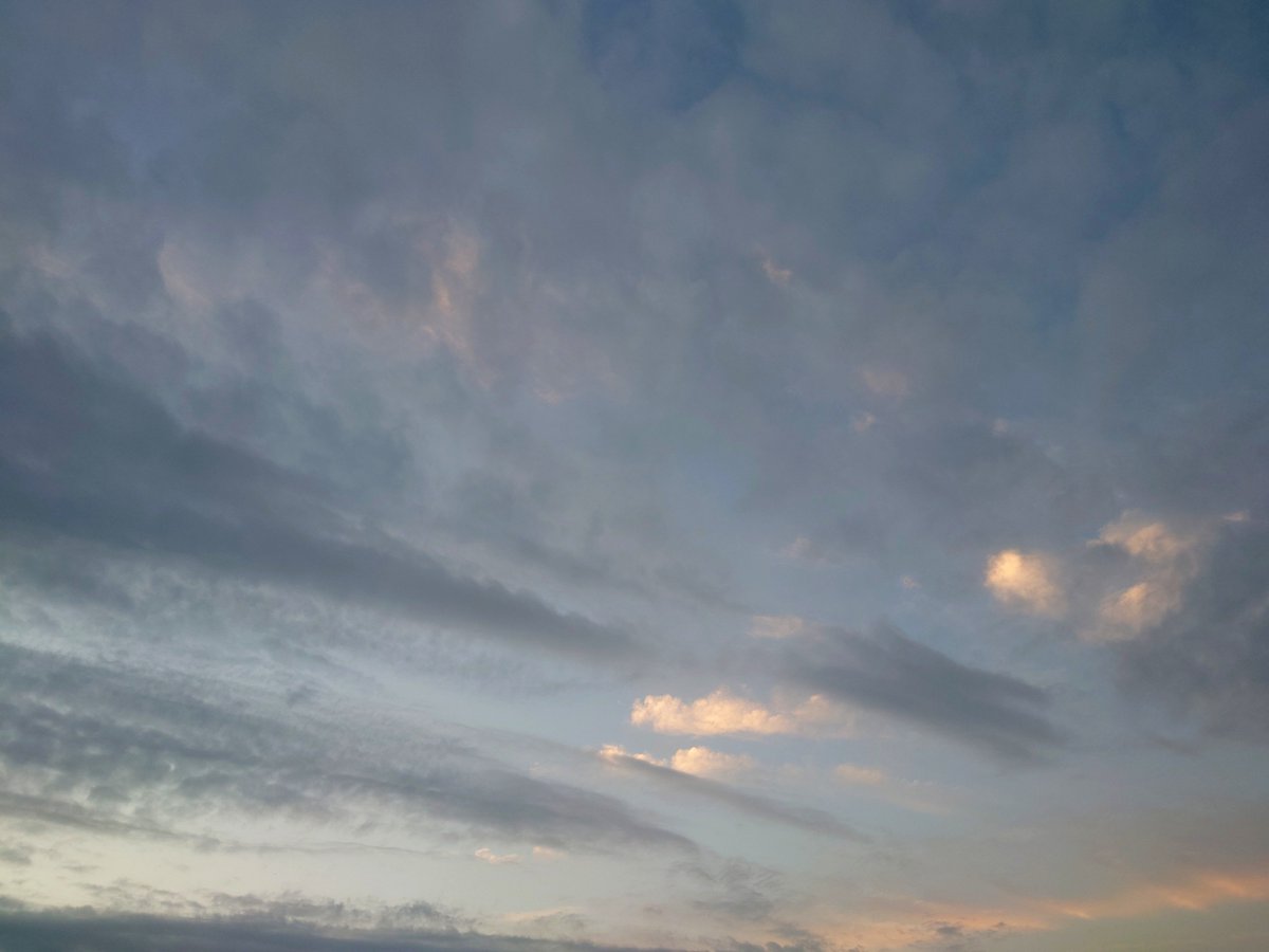 naoko6613's tweet photo. 今朝は雲が多い。十月半ばなのに日中は暑い。
今日もご安全に良い1日を。 https://t.co/2Tad5FziTb