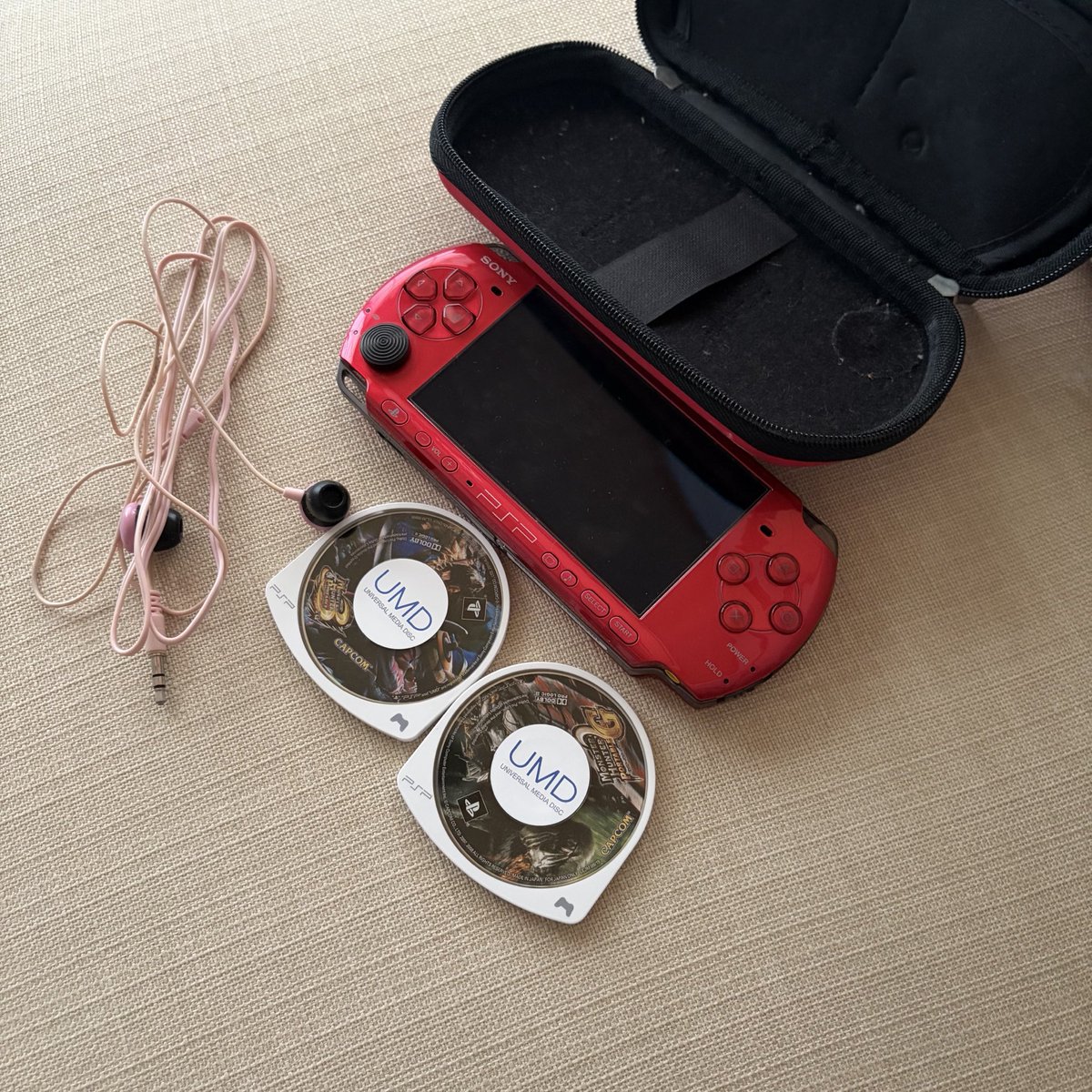 JSkywalker_24's tweet photo. おはようございます！

ハンターになった原点でございます☺️
充電すればまだ遊べます👍

（兄貴に引きずり込まれた狩猟生活🤣）

#モンハン #PSP #兄妹ハンター https://t.co/1PJ4jZD3sp