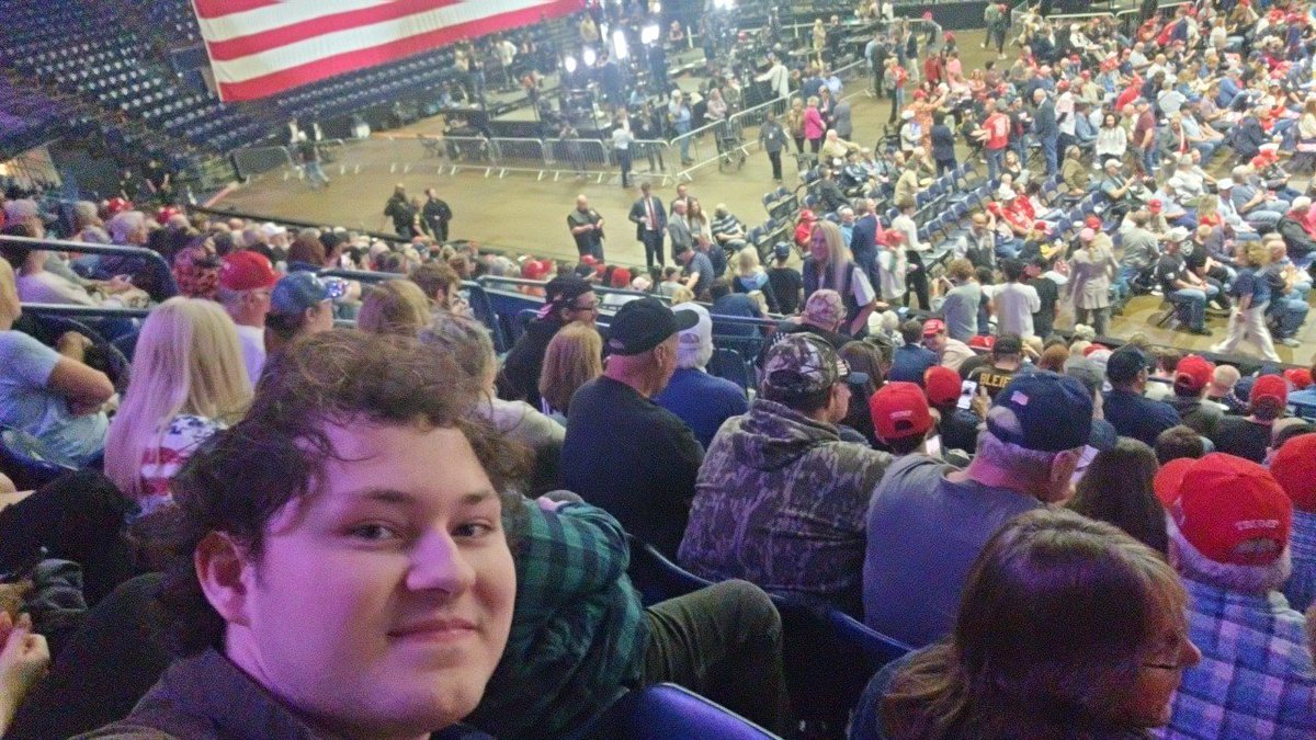 corbinsing's tweet photo. I was the row above her to lol these were taken before her iconic meltdown hahahah https://t.co/QYruzkZDZA