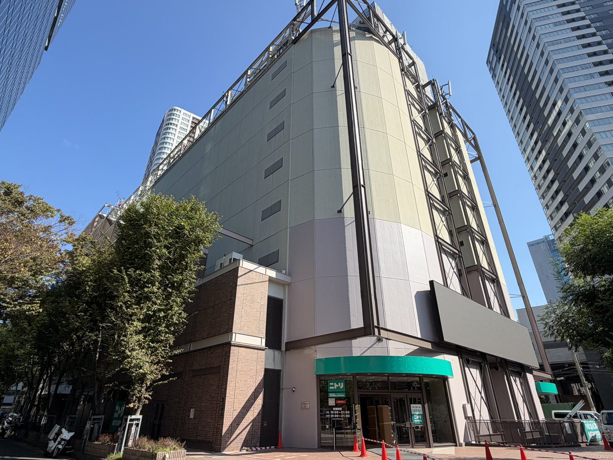 mansion__cat's tweet photo. 思い出の茶屋町ロフトが、まさかのニトリに。

35年間梅田のランドマークとして
親しまれた旧ロフトが大改装中。

10月30日、「ニトリ 梅田茶屋町店」に
生まれ変わります。

あの黄色い看板が懐かしい…🥹 https://t.co/ymjH2o4agd