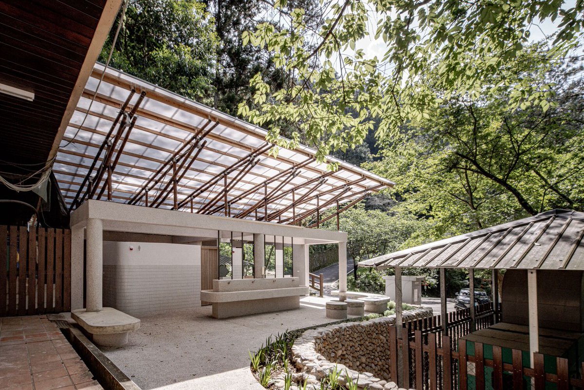 w_emerg's tweet photo. In the Basianshan National Forest Recreation Area in Taichung, Taiwan, Protoplain Architects, led by Yu-Hsin Yeh, redesigned four public restroom facilities using locally grown bamboo.
#Basianshan #ProtoplainArchitects #Bamboo #Sustainable #Taiwan #NaturalMaterials #LowCarbon https://t.co/alZx1VuwOk