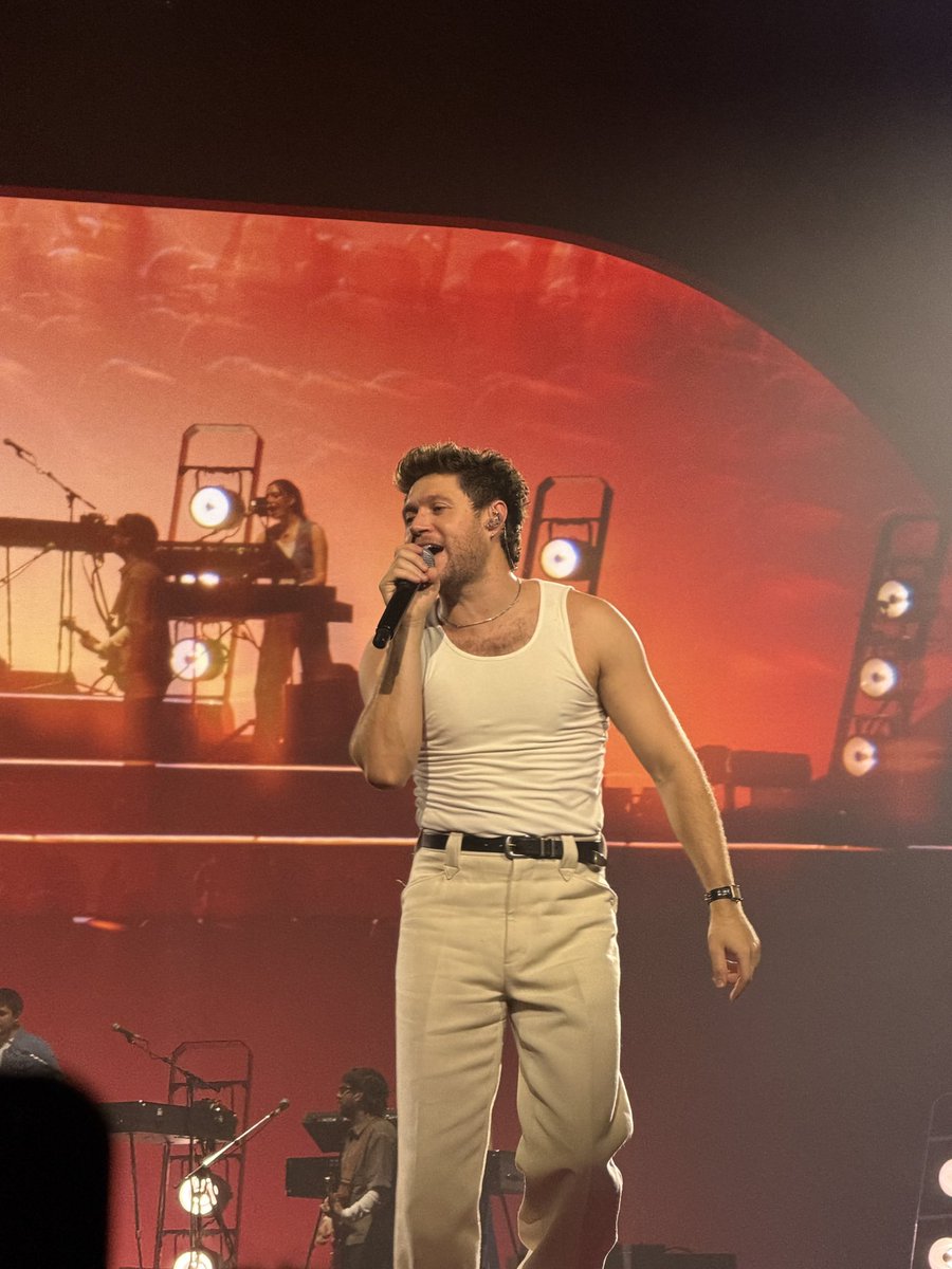 fancurling's tweet photo. what a NIGHT in amsterdam 🧡🧡🧡 https://t.co/qndtf8m3hK