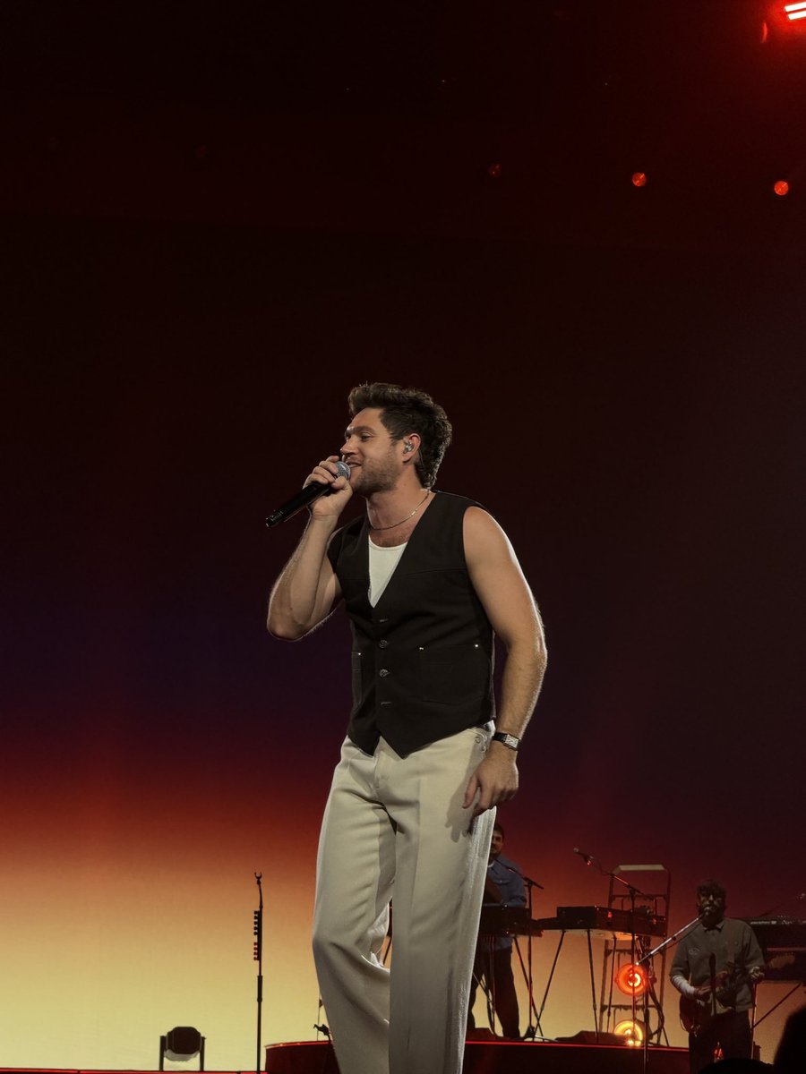 fancurling's tweet photo. what a NIGHT in amsterdam 🧡🧡🧡 https://t.co/qndtf8m3hK